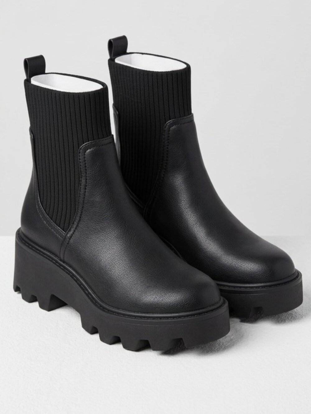 Dolce Vita Villa Chelsea Lug Sole Booties Women’s Black Ankle Boots Size 6 - Picture 4 of 5
